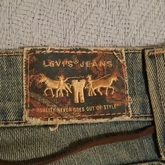 Levi Capris slightly distressed sz 4 - Picture 4 of 5